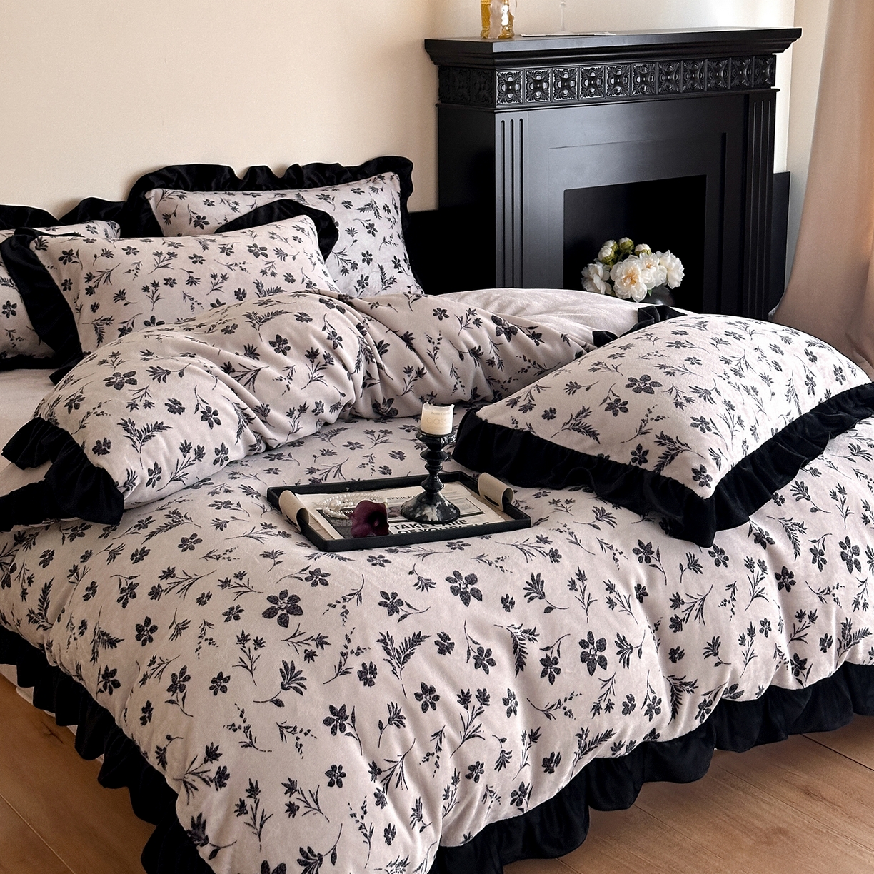 91家纺网 家纺一手货源 找家纺 三朵家纺 2025新款秋冬法式复古风法莱绒花边四件套 醉颜-黑
