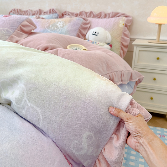 91家纺网 家纺一手货源 找家纺 归属 2025新款牛奶绒床盖四件套 kitty猫草莓