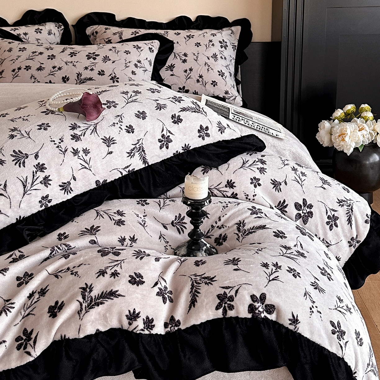 91家纺网 家纺一手货源 找家纺 三朵家纺 2025新款秋冬法式复古风法莱绒花边四件套 醉颜-黑