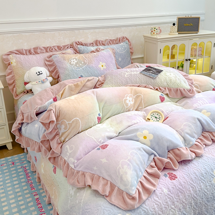 91家纺网 家纺一手货源 找家纺 归属 2025新款牛奶绒床盖四件套 kitty猫草莓