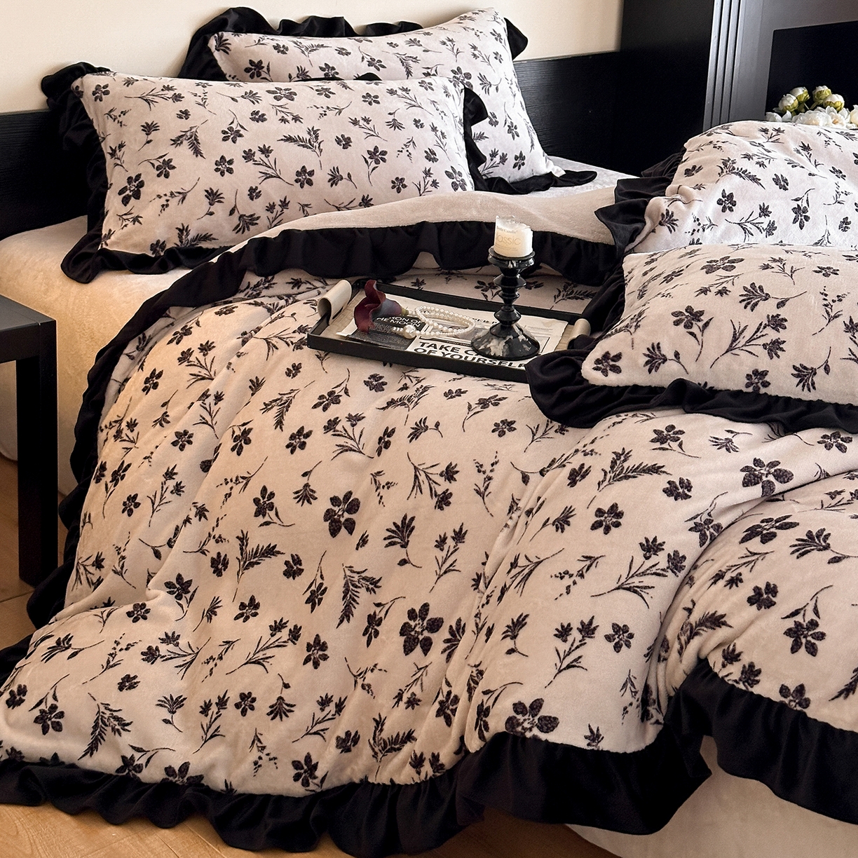 91家纺网 家纺一手货源 找家纺 三朵家纺 2025新款秋冬法式复古风法莱绒花边四件套 醉颜-黑