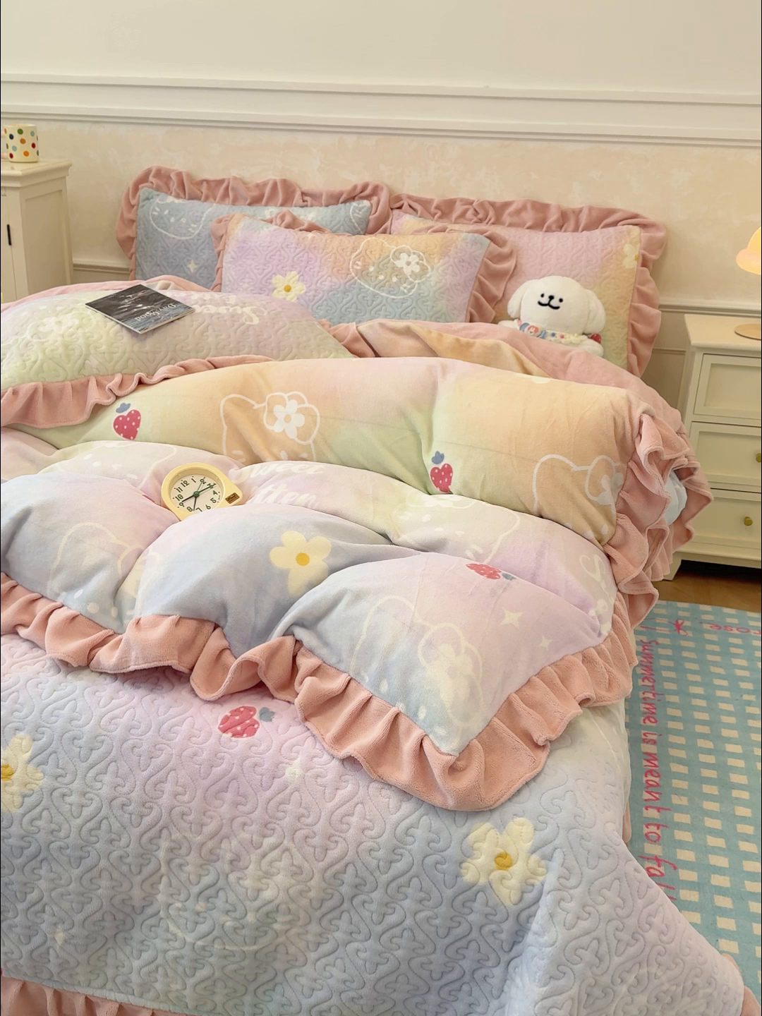 91家纺网 家纺一手货源 找家纺 归属 2025新款牛奶绒床盖四件套 kitty猫草莓