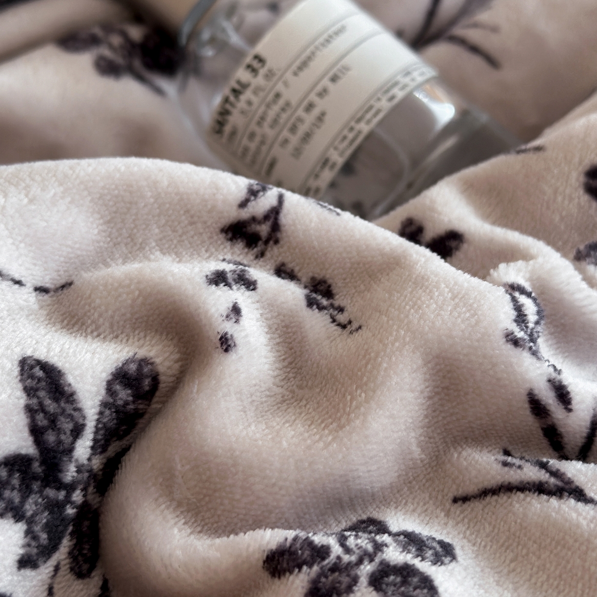 91家纺网 家纺一手货源 找家纺 三朵家纺 2025新款秋冬法式复古风法莱绒花边四件套 醉颜-黑