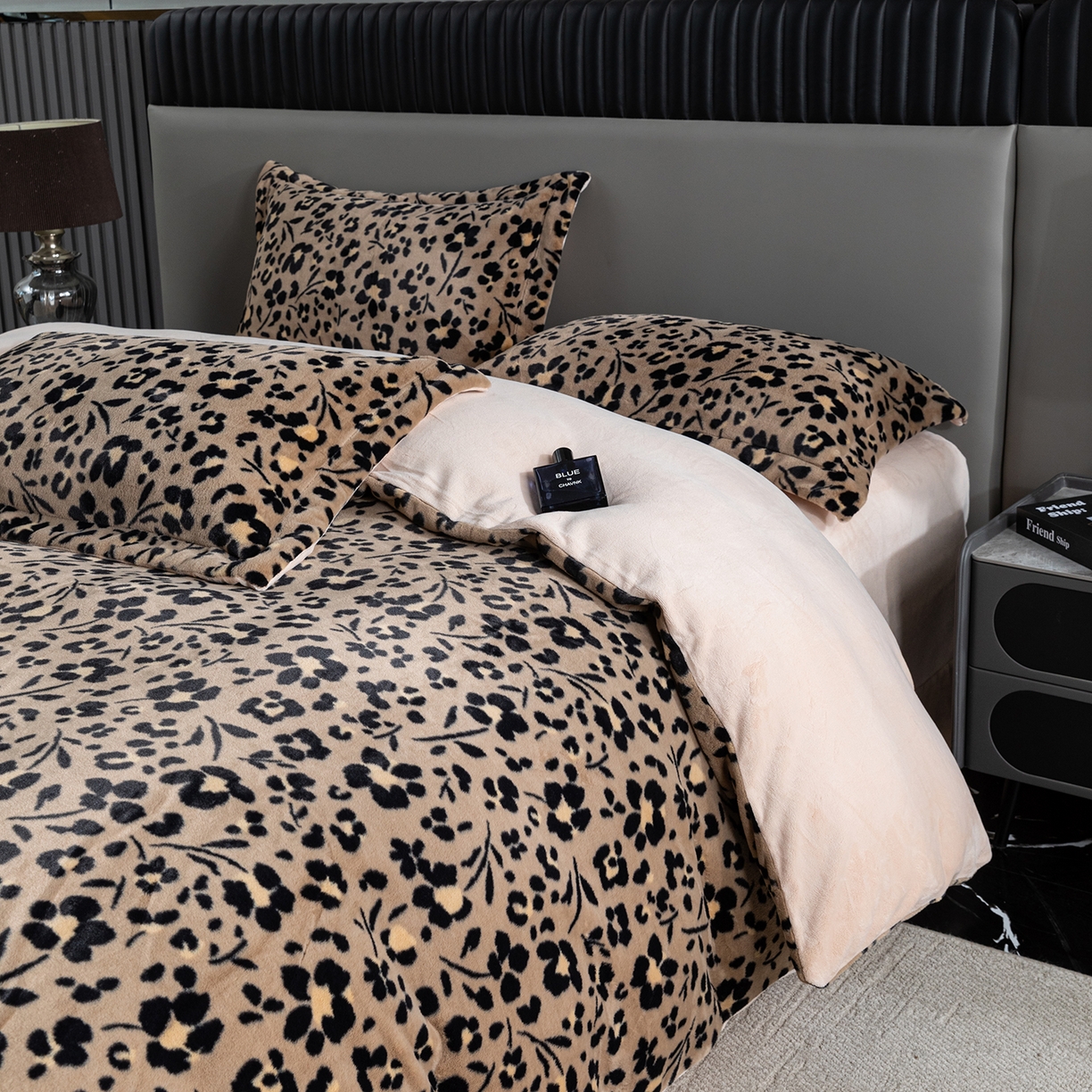 91家纺网 家纺一手货源 找家纺 锦罗绣 2025新款全消光兔绒300克牛奶绒四件套 享乐一生