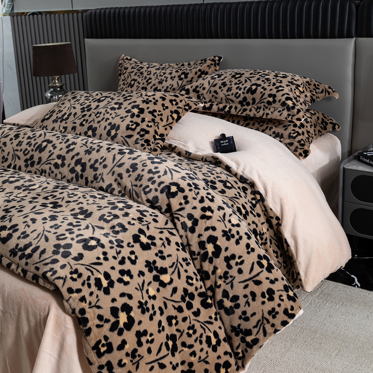 91家纺网 家纺一手货源 找家纺 锦罗绣 2025新款全消光兔绒300克牛奶绒四件套 享乐一生