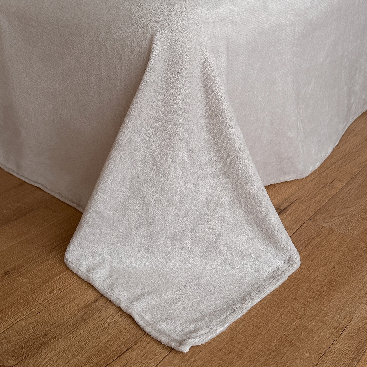 91家纺网 家纺一手货源 找家纺 三朵家纺 2025新款秋冬法式复古风法莱绒花边四件套 醉颜-黑