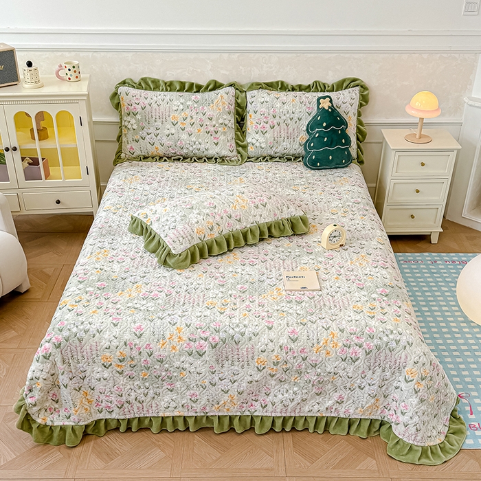 91家纺网 家纺一手货源 找家纺 归属 2025新款牛奶绒床盖四件套 春草盎然绿