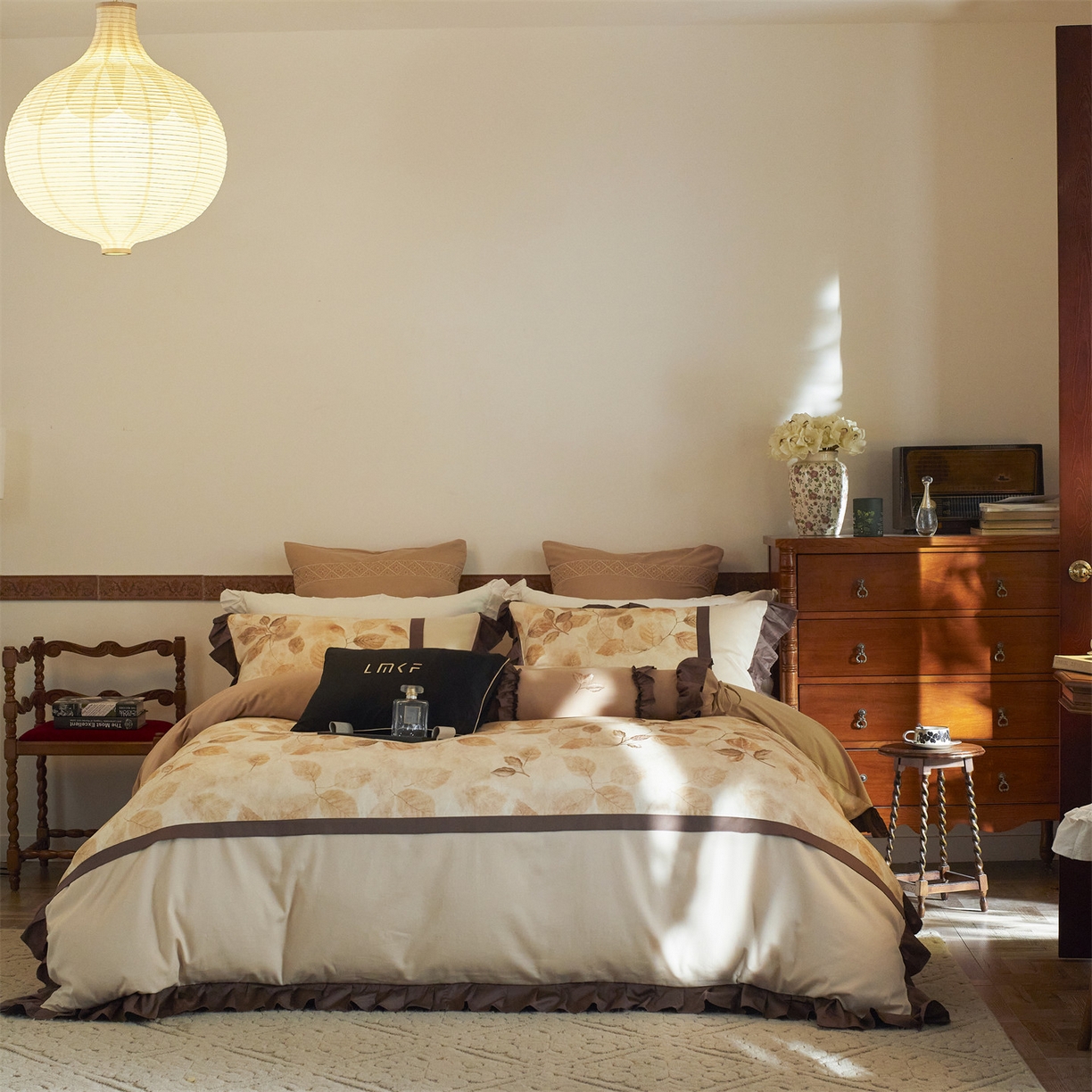 91家纺网 家纺一手货源 找家纺 蓝米卡夫 2025秋冬-全棉60支磨毛印+绣-法尔漫系列（礼盒包装）-拍摄风格1 提供买家秀 法尔漫-咖