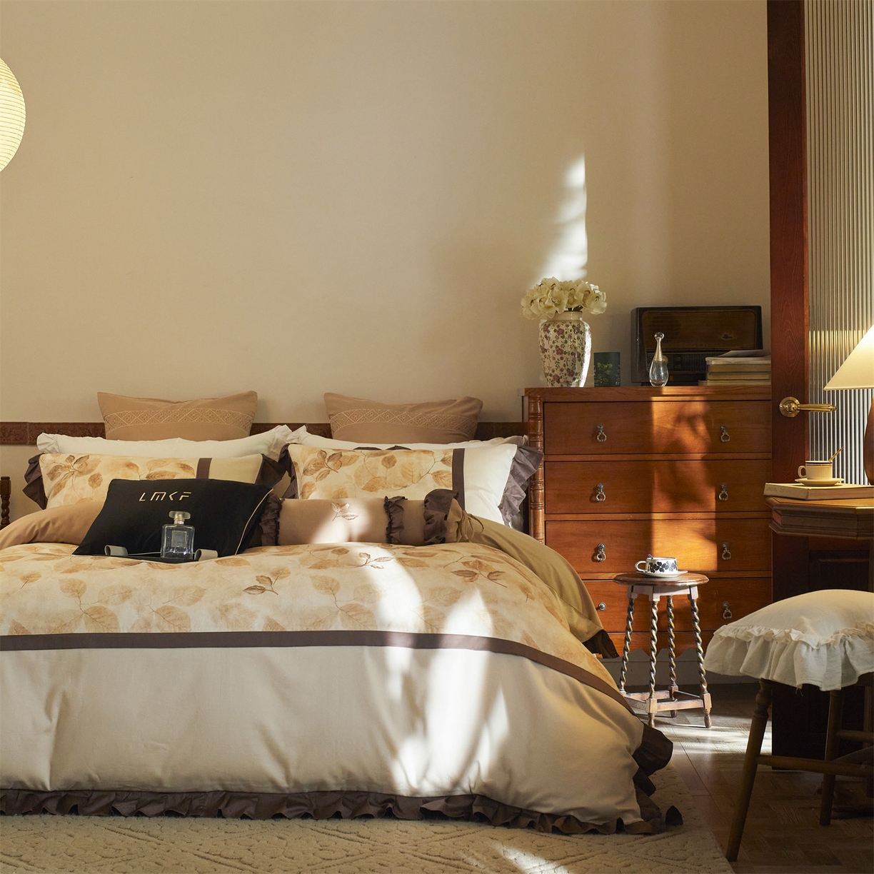 91家纺网 家纺一手货源 找家纺 蓝米卡夫 2025秋冬-全棉60支磨毛印+绣-法尔漫系列（礼盒包装）-拍摄风格1 提供买家秀 法尔漫-咖