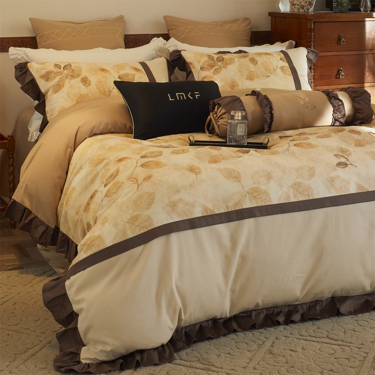 91家纺网 家纺一手货源 找家纺 蓝米卡夫 2025秋冬-全棉60支磨毛印+绣-法尔漫系列（礼盒包装）-拍摄风格1 提供买家秀 法尔漫-咖