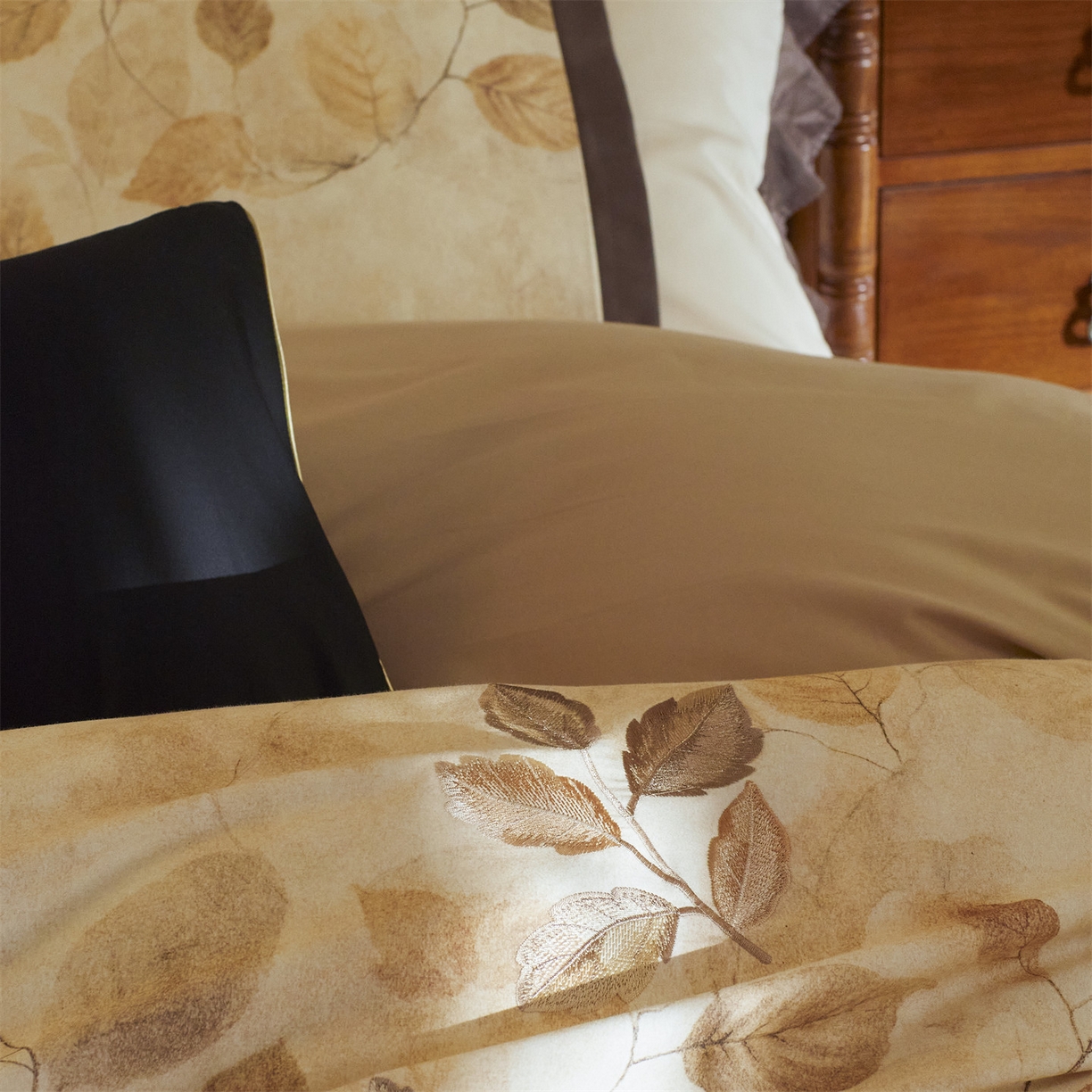 91家纺网 家纺一手货源 找家纺 蓝米卡夫 2025秋冬-全棉60支磨毛印+绣-法尔漫系列（礼盒包装）-拍摄风格1 提供买家秀 法尔漫-咖