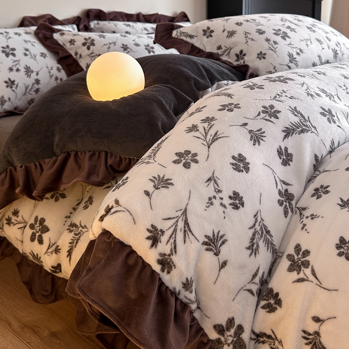 三朵家纺 2025新款秋冬法式复古风法莱绒花边四件套 醉颜-咖