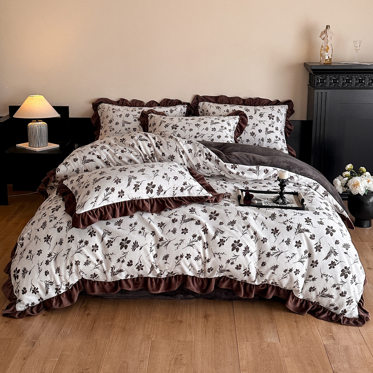 91家纺网 家纺一手货源 找家纺 三朵家纺 2025新款秋冬法式复古风法莱绒花边四件套 醉颜-咖