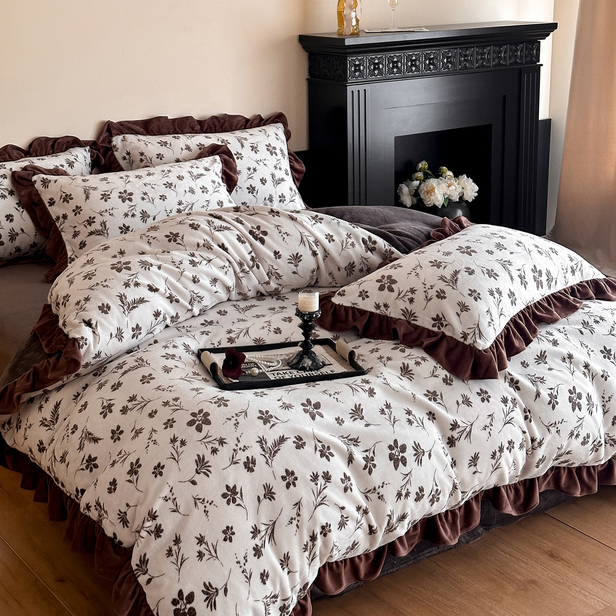 91家纺网 家纺一手货源 找家纺 三朵家纺 2025新款秋冬法式复古风法莱绒花边四件套 醉颜-咖