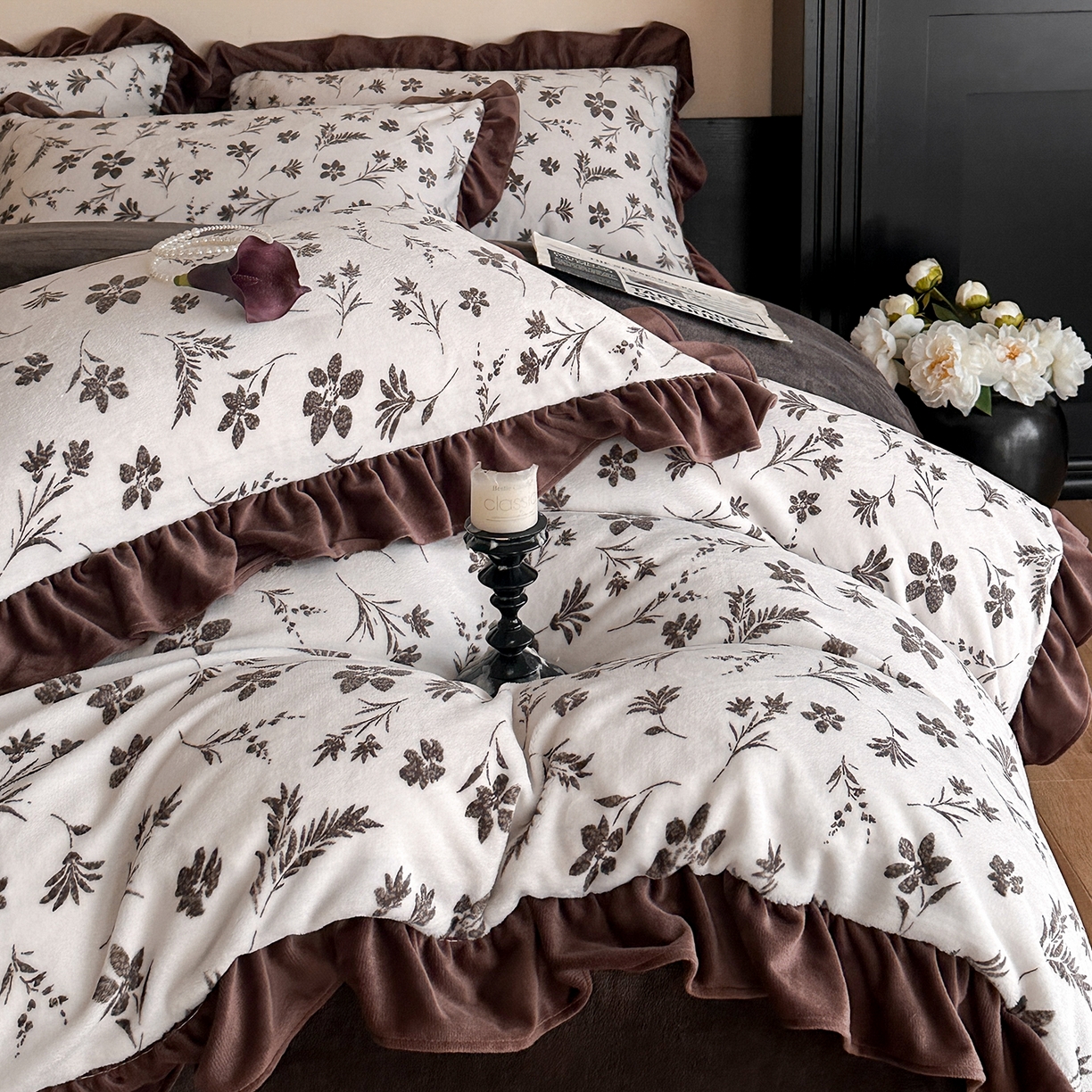 91家纺网 家纺一手货源 找家纺 三朵家纺 2025新款秋冬法式复古风法莱绒花边四件套 醉颜-咖