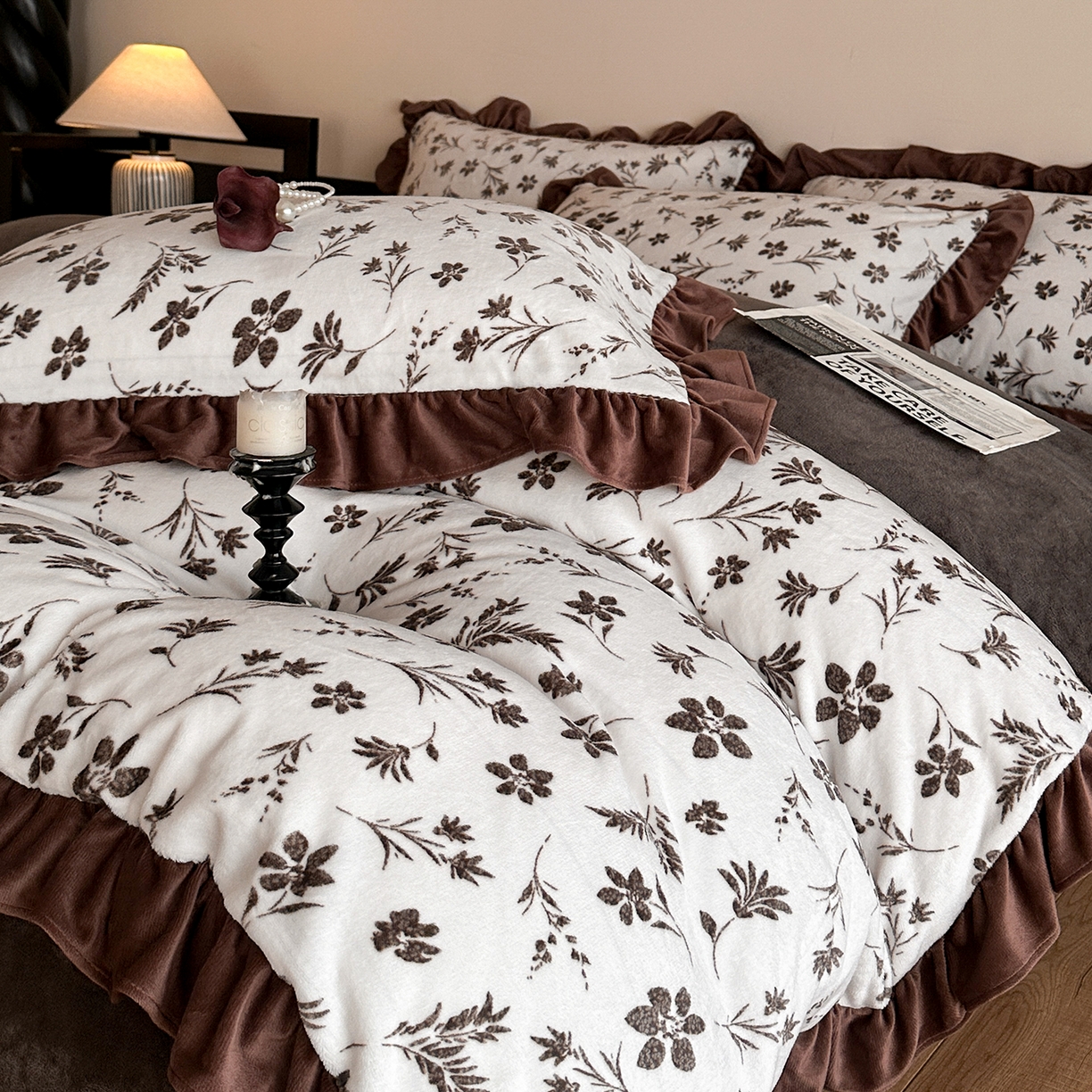 91家纺网 家纺一手货源 找家纺 三朵家纺 2025新款秋冬法式复古风法莱绒花边四件套 醉颜-咖