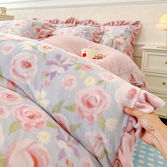 91家纺网 家纺一手货源 找家纺 归属 2025新款牛奶绒床盖四件套 花漾浅玫瑰