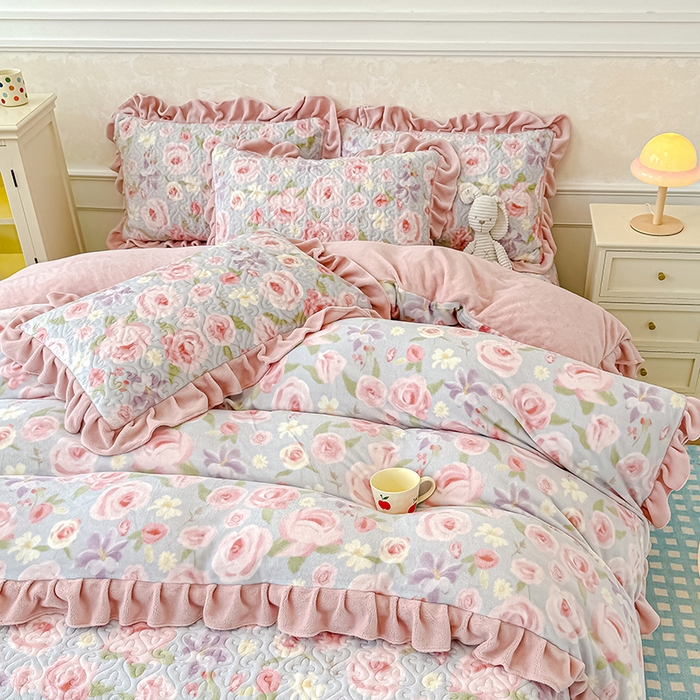 91家纺网 家纺一手货源 找家纺 归属 2025新款牛奶绒床盖四件套 花漾浅玫瑰