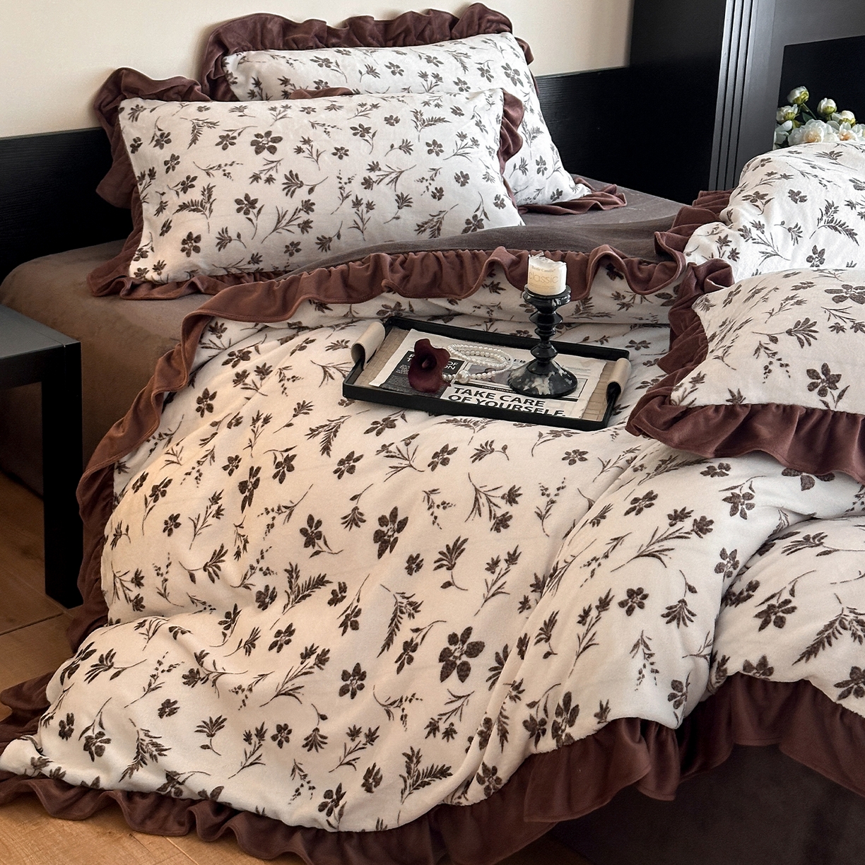 91家纺网 家纺一手货源 找家纺 三朵家纺 2025新款秋冬法式复古风法莱绒花边四件套 醉颜-咖