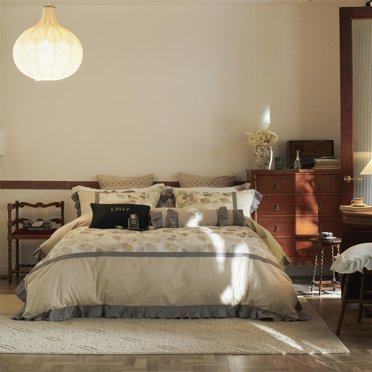 91家纺网 家纺一手货源 找家纺 蓝米卡夫 2025秋冬-全棉60支磨毛印+绣-法尔漫系列（礼盒包装）-拍摄风格1 提供买家秀 法尔漫-灰