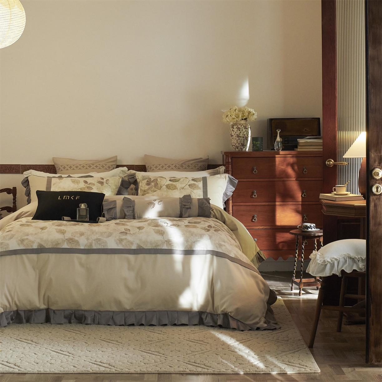 91家纺网 家纺一手货源 找家纺 蓝米卡夫 2025秋冬-全棉60支磨毛印+绣-法尔漫系列（礼盒包装）-拍摄风格1 提供买家秀 法尔漫-灰