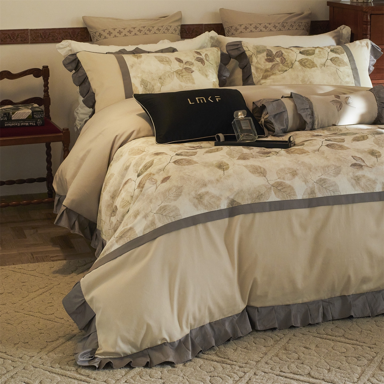 91家纺网 家纺一手货源 找家纺 蓝米卡夫 2025秋冬-全棉60支磨毛印+绣-法尔漫系列（礼盒包装）-拍摄风格1 提供买家秀 法尔漫-灰