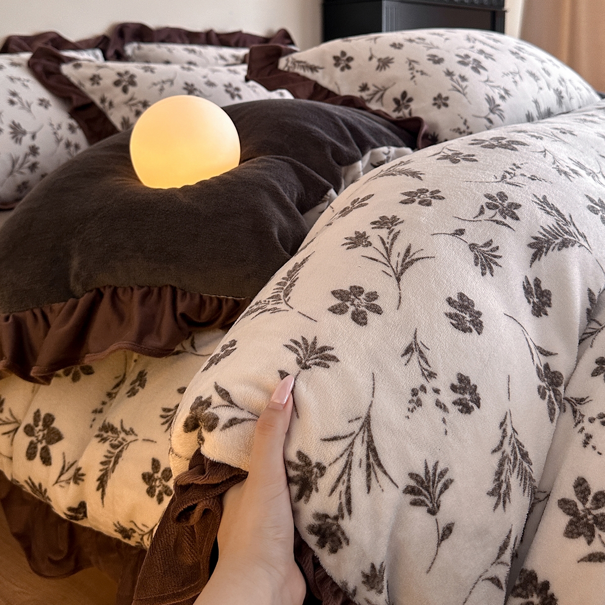 91家纺网 家纺一手货源 找家纺 三朵家纺 2025新款秋冬法式复古风法莱绒花边四件套 醉颜-咖