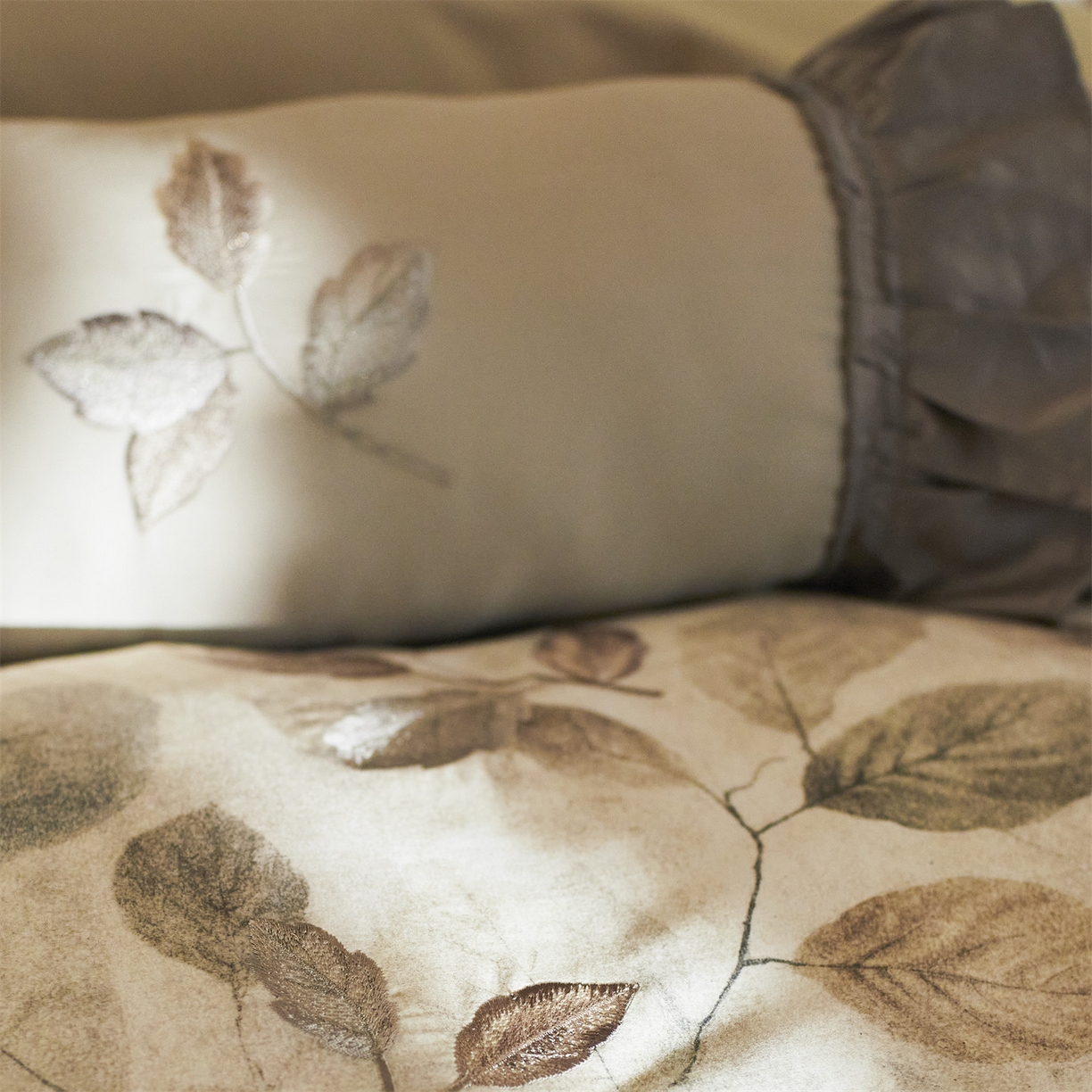 91家纺网 家纺一手货源 找家纺 蓝米卡夫 2025秋冬-全棉60支磨毛印+绣-法尔漫系列（礼盒包装）-拍摄风格1 提供买家秀 法尔漫-灰