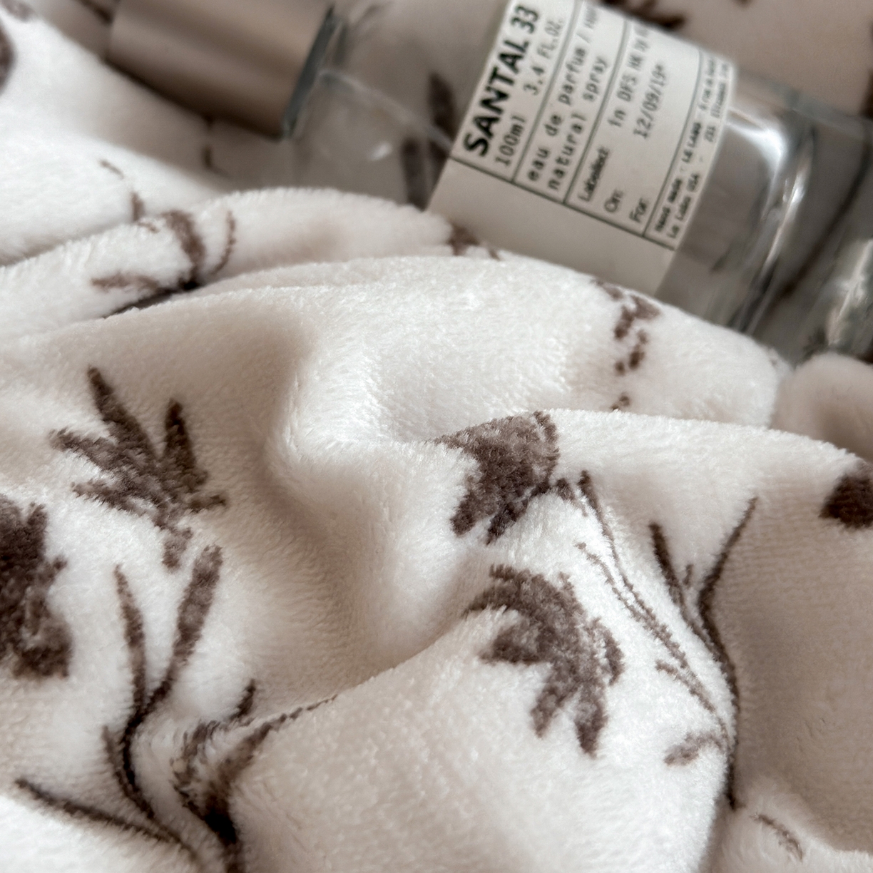 91家纺网 家纺一手货源 找家纺 三朵家纺 2025新款秋冬法式复古风法莱绒花边四件套 醉颜-咖