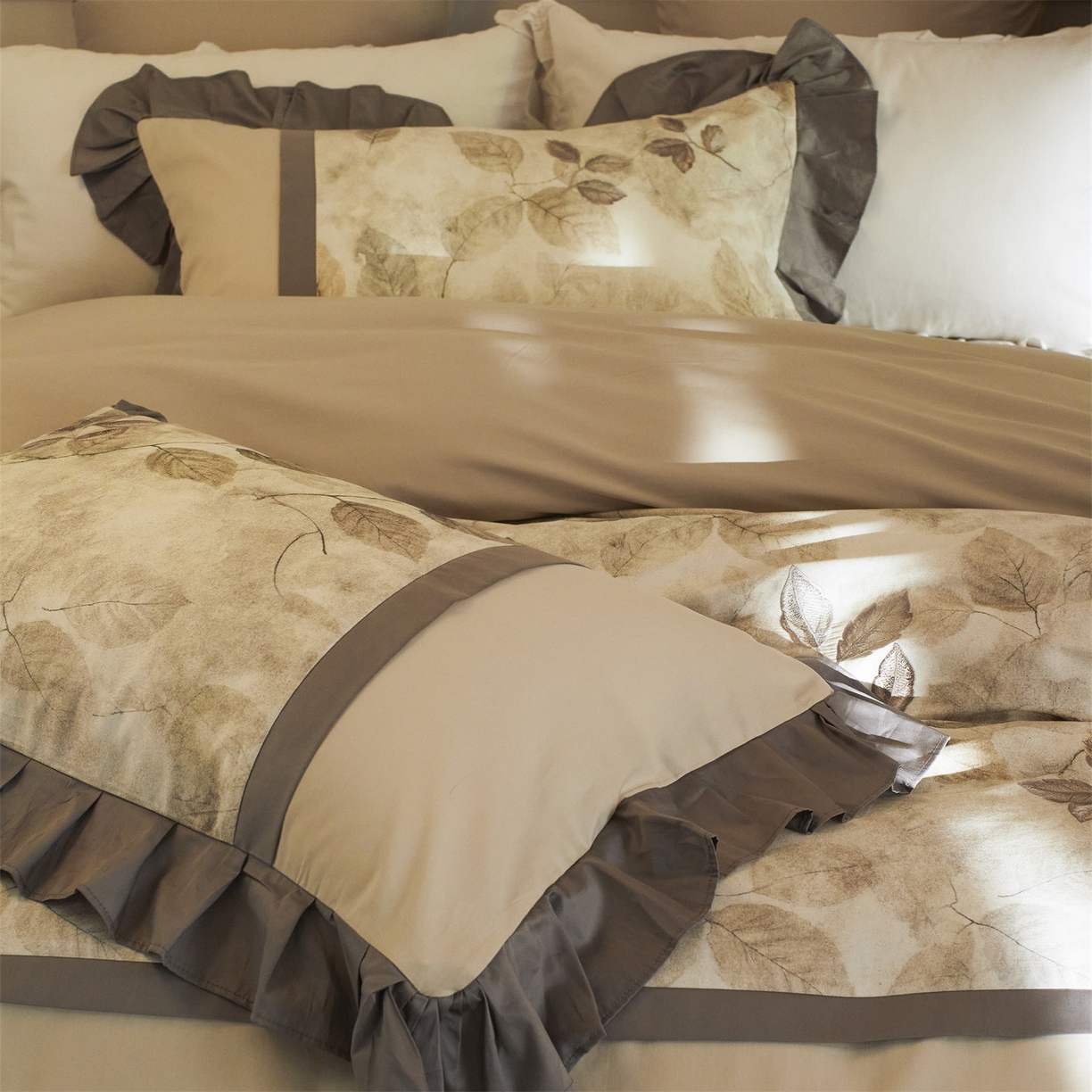 91家纺网 家纺一手货源 找家纺 蓝米卡夫 2025秋冬-全棉60支磨毛印+绣-法尔漫系列（礼盒包装）-拍摄风格1 提供买家秀 法尔漫-灰