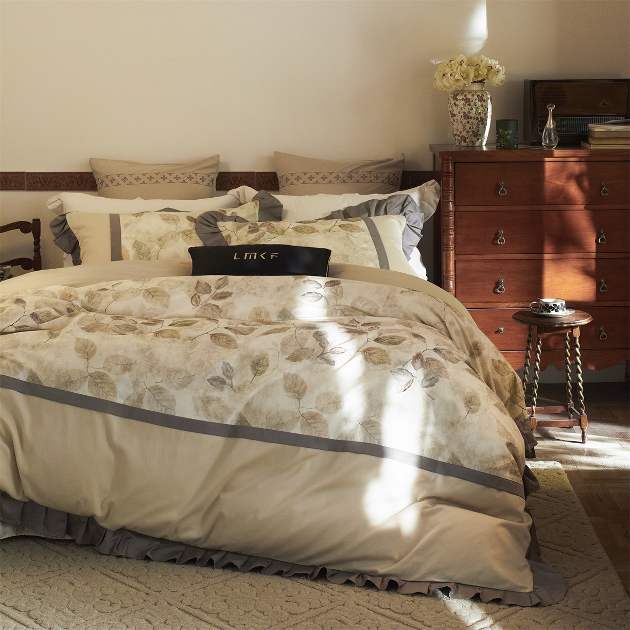 91家纺网 家纺一手货源 找家纺 蓝米卡夫 2025秋冬-全棉60支磨毛印+绣-法尔漫系列（礼盒包装）-拍摄风格1 提供买家秀 法尔漫-灰