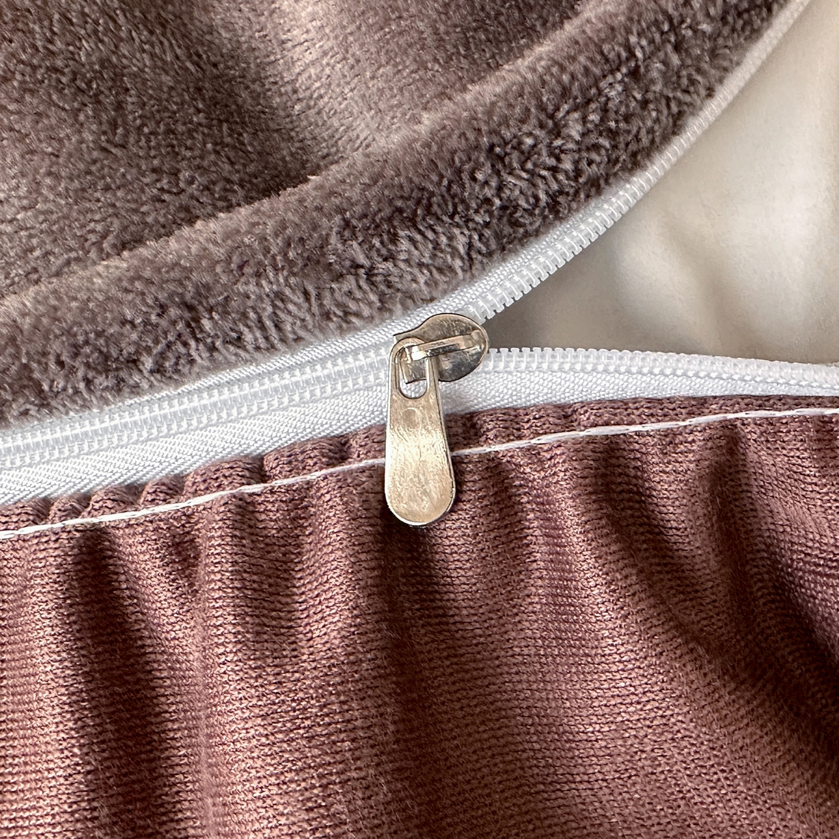 91家纺网 家纺一手货源 找家纺 三朵家纺 2025新款秋冬法式复古风法莱绒花边四件套 醉颜-咖