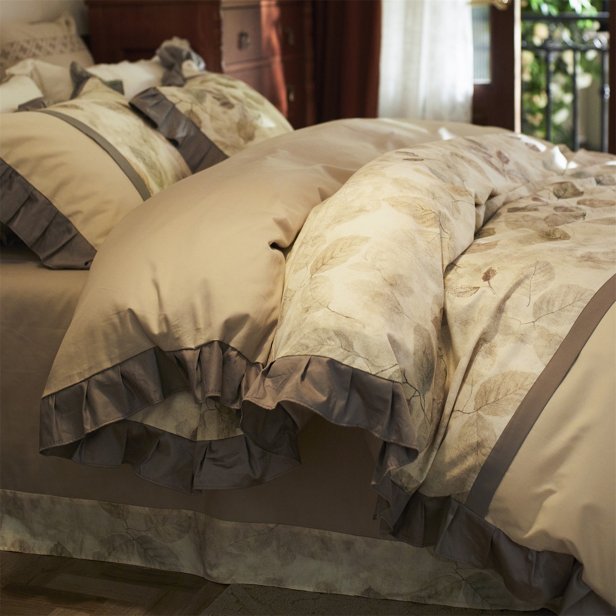 91家纺网 家纺一手货源 找家纺 蓝米卡夫 2025秋冬-全棉60支磨毛印+绣-法尔漫系列（礼盒包装）-拍摄风格1 提供买家秀 法尔漫-灰