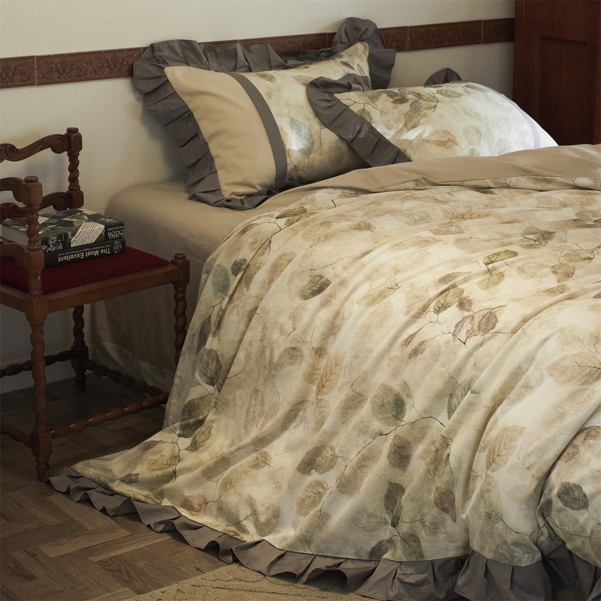 91家纺网 家纺一手货源 找家纺 蓝米卡夫 2025秋冬-全棉60支磨毛印+绣-法尔漫系列（礼盒包装）-拍摄风格1 提供买家秀 法尔漫-灰