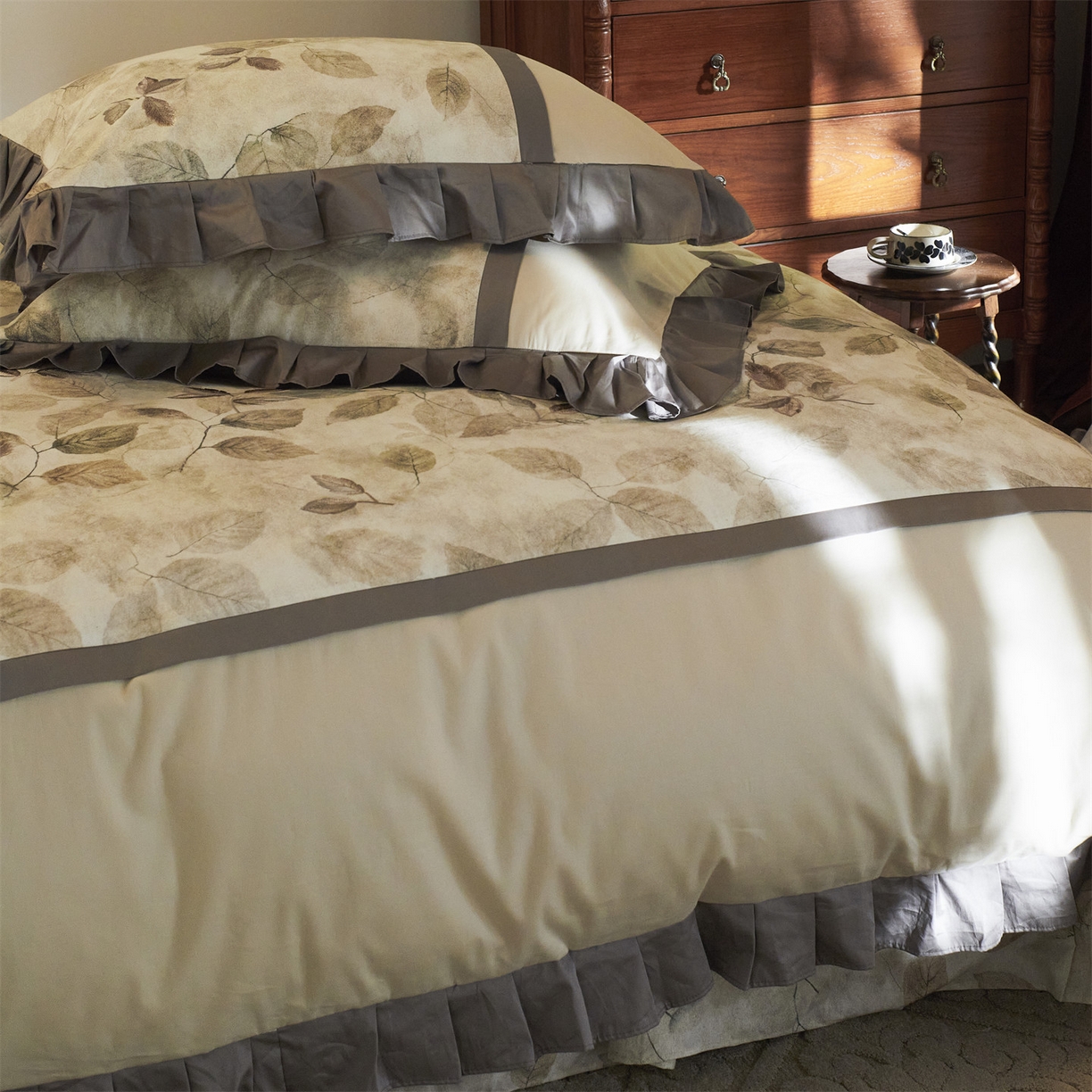 91家纺网 家纺一手货源 找家纺 蓝米卡夫 2025秋冬-全棉60支磨毛印+绣-法尔漫系列（礼盒包装）-拍摄风格1 提供买家秀 法尔漫-灰