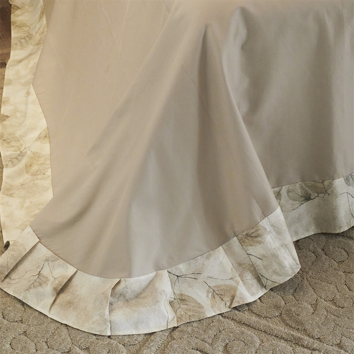 91家纺网 家纺一手货源 找家纺 蓝米卡夫 2025秋冬-全棉60支磨毛印+绣-法尔漫系列（礼盒包装）-拍摄风格1 提供买家秀 法尔漫-灰