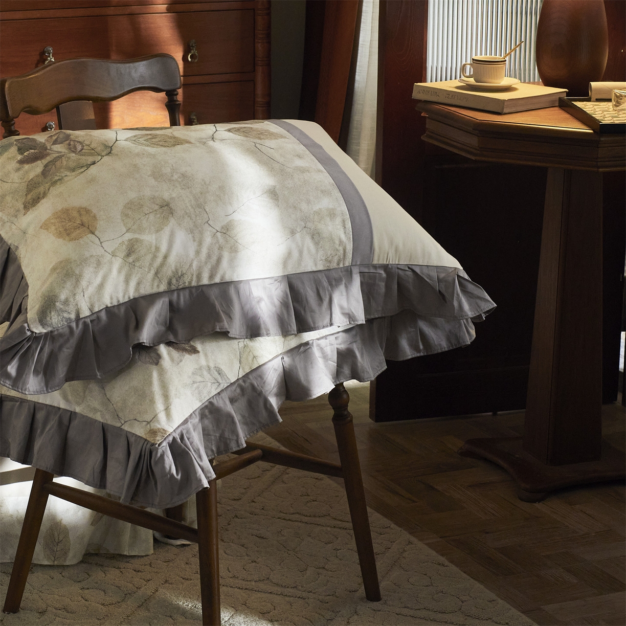 91家纺网 家纺一手货源 找家纺 蓝米卡夫 2025秋冬-全棉60支磨毛印+绣-法尔漫系列（礼盒包装）-拍摄风格1 提供买家秀 法尔漫-灰