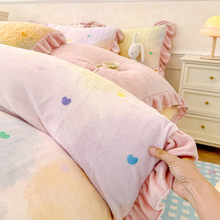 91家纺网 家纺一手货源 找家纺 归属 2025新款牛奶绒床盖四件套 幻彩甜爱心