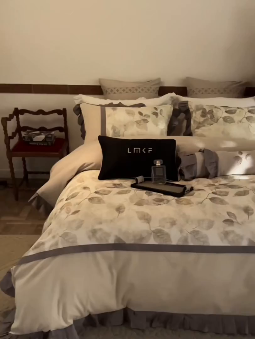 91家纺网 家纺一手货源 找家纺 蓝米卡夫 2025秋冬-全棉60支磨毛印+绣-法尔漫系列（礼盒包装）-拍摄风格1 提供买家秀 法尔漫-灰