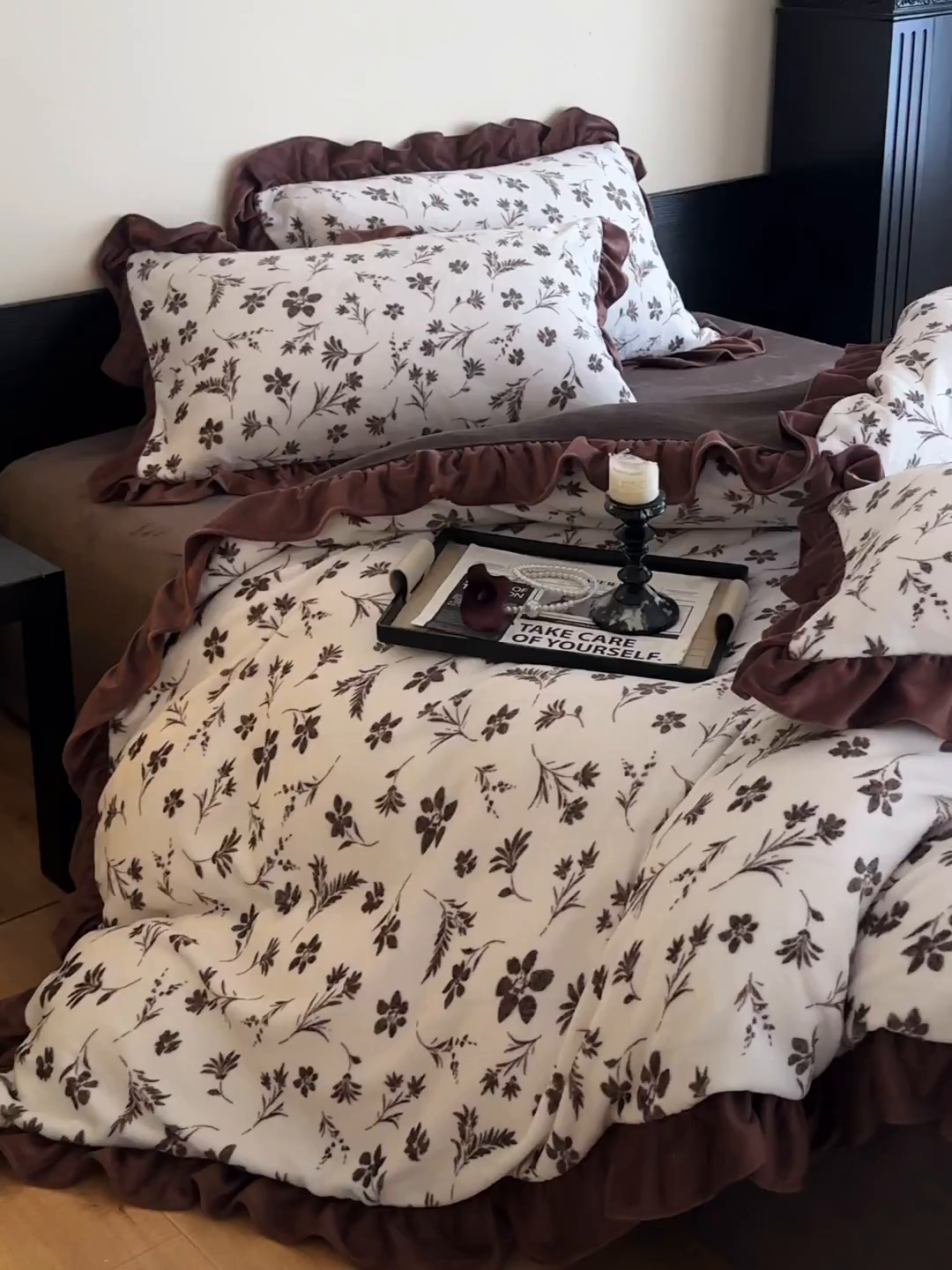 91家纺网 家纺一手货源 找家纺 三朵家纺 2025新款秋冬法式复古风法莱绒花边四件套 醉颜-咖