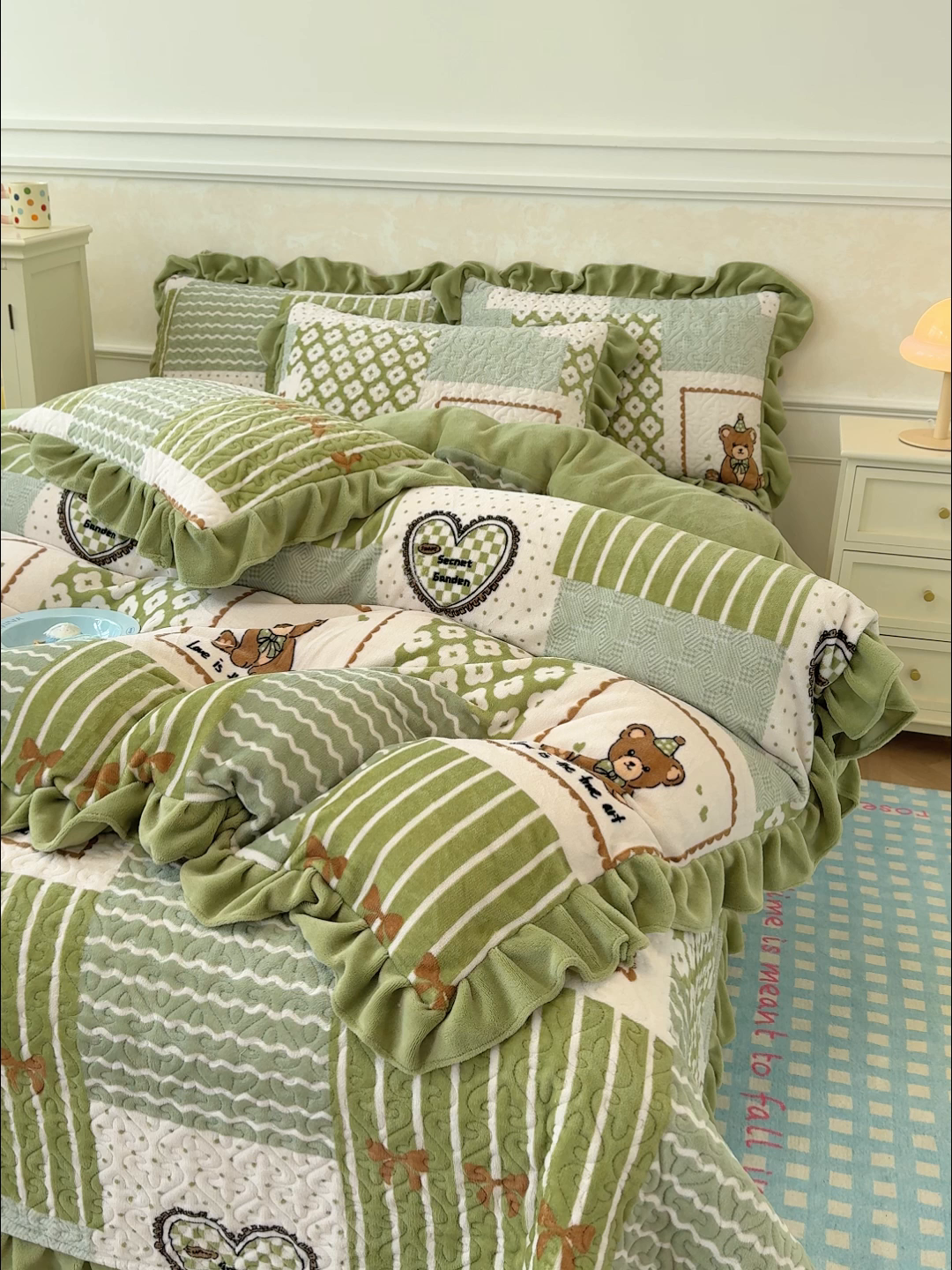 91家纺网 家纺一手货源 找家纺 归属 2025新款牛奶绒床盖四件套 佳期如梦熊