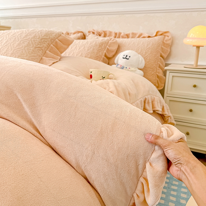 91家纺网 家纺一手货源 找家纺 归属 2025新款牛奶绒床盖四件套 卡其色