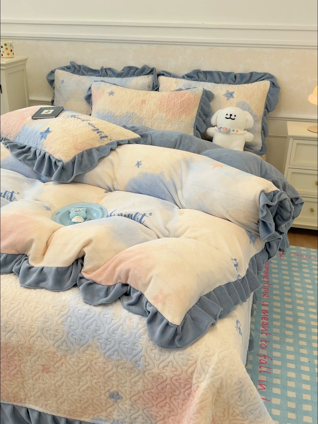 91家纺网 家纺一手货源 找家纺 归属 2025新款牛奶绒床盖四件套 浪漫星空蓝