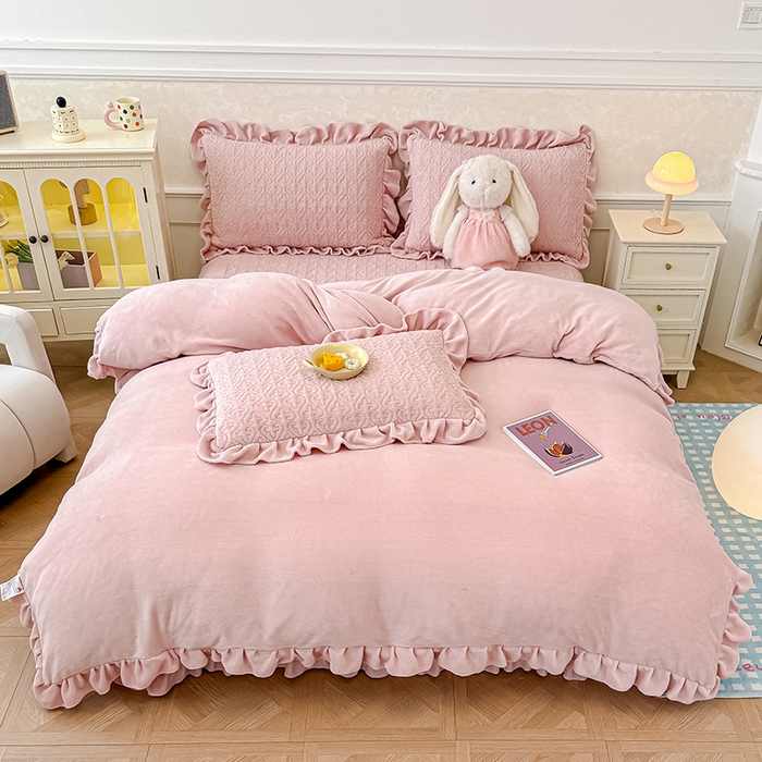 91家纺网 家纺一手货源 找家纺 归属 2025新款牛奶绒床盖四件套 琉璃粉