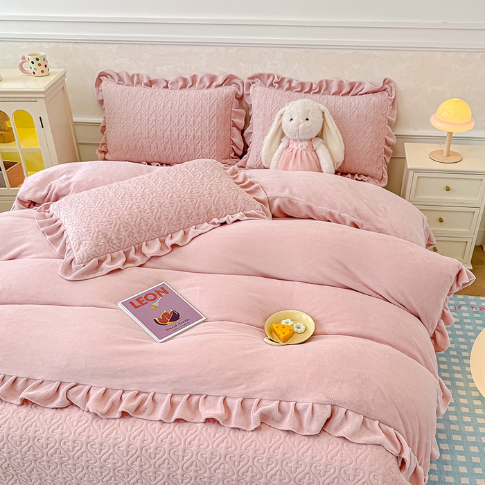 91家纺网 家纺一手货源 找家纺 归属 2025新款牛奶绒床盖四件套 琉璃粉