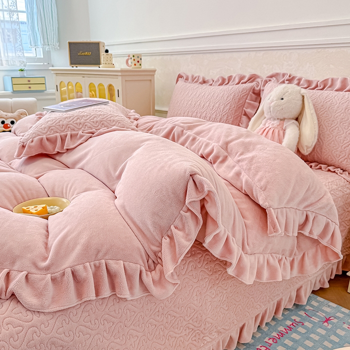 91家纺网 家纺一手货源 找家纺 归属 2025新款牛奶绒床盖四件套 琉璃粉