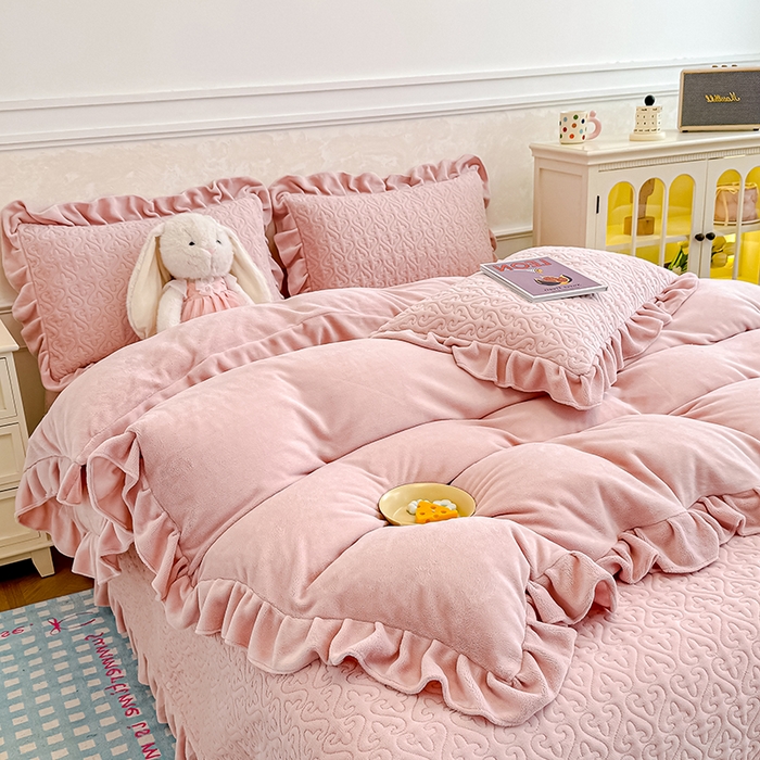 91家纺网 家纺一手货源 找家纺 归属 2025新款牛奶绒床盖四件套 琉璃粉