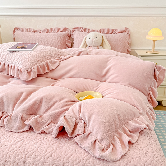 91家纺网 家纺一手货源 找家纺 归属 2025新款牛奶绒床盖四件套 琉璃粉