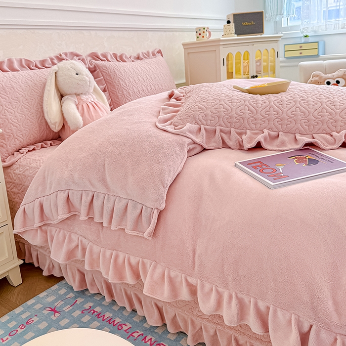 91家纺网 家纺一手货源 找家纺 归属 2025新款牛奶绒床盖四件套 琉璃粉