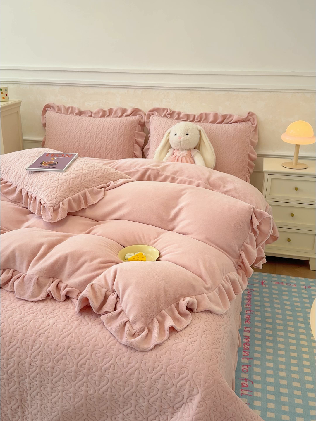 91家纺网 家纺一手货源 找家纺 归属 2025新款牛奶绒床盖四件套 琉璃粉